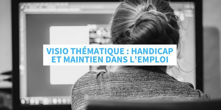 Photo en noir et blanc : femme derrière ordinateur en visioconférence
